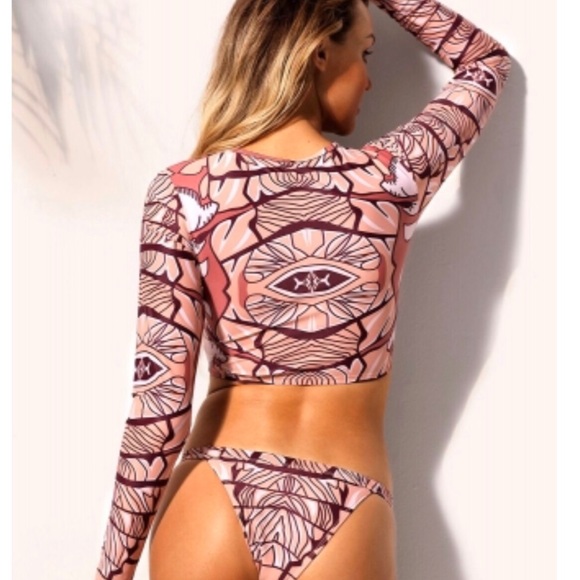 Gorgeous 2 piece - Picture 4 of 5